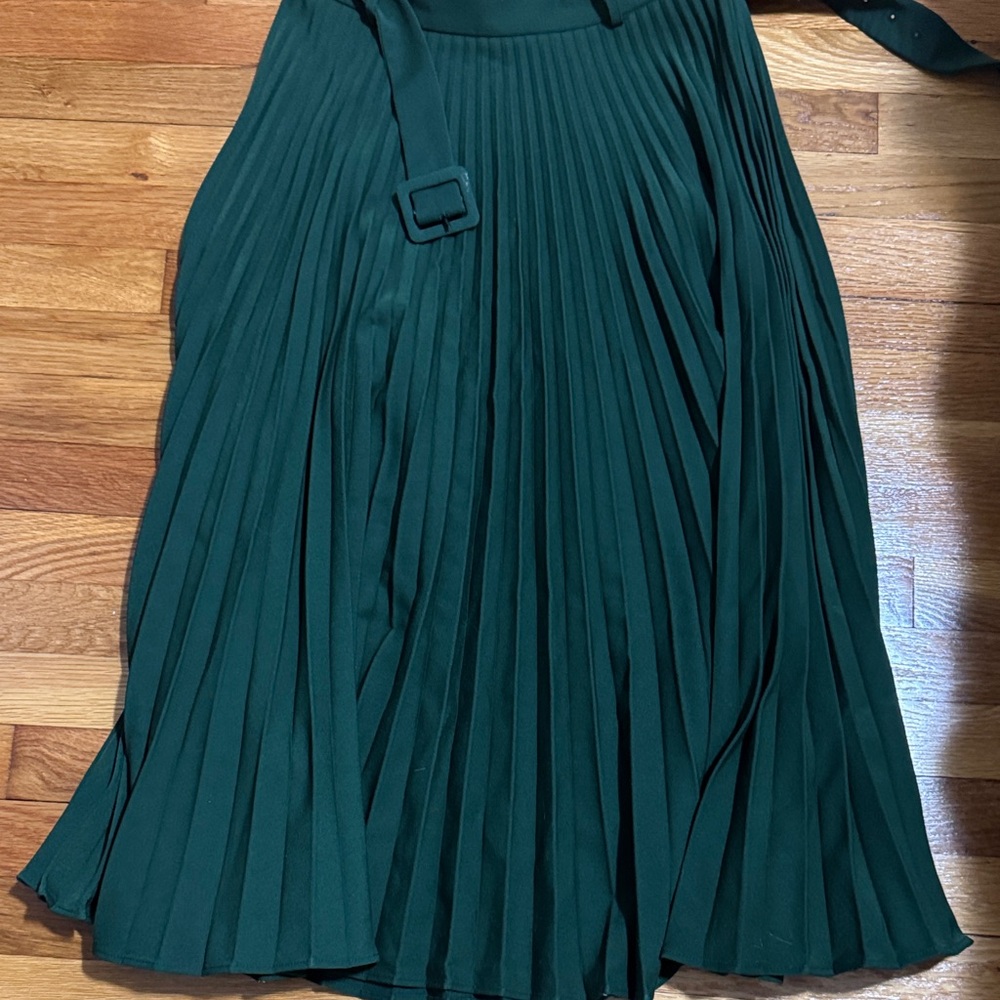 Elegant Green Pleated Skirt size M